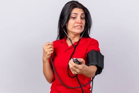 Hipertensión de bata blanca: El síndrome que te eleva la tensión arterial cuando están en el consultorio médico
