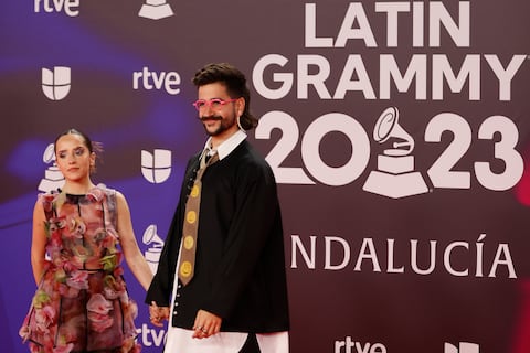 Camilo y Evaluna no pasan desapercibidos en la alfombra roja de los Grammy Latinos 2023 y sorprenden con una apuesta de moda poco convencional