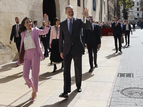 Felipe y Letizia celebran 20 años de matrimonio entre fotos inéditas y rumores de divorcio: Casa Real habría suspendido negociaciones con la reina quien se negaría a perder su título