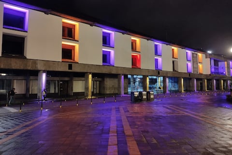 Edificios de Quito se iluminaron por el Día Mundial de las Enfermedades Raras