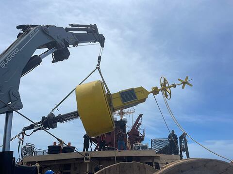 Inocar instala nueva boya oceanográfica en Galápagos para evaluar las condiciones de El Niño