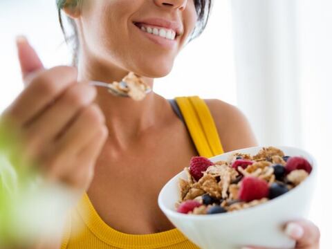 Estos son los cuatro nutrientes esenciales que no deben faltar en tu desayuno