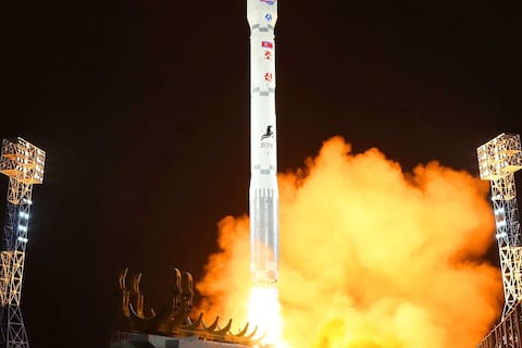 Corea del Norte lanzó un satélite espía que explotó en su primer vuelo