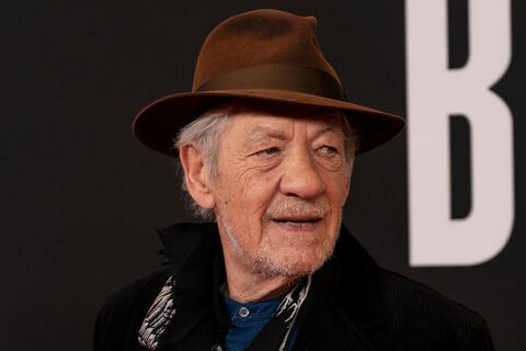 Ian McKellen recibe fisioterapia luego de caerse del escenario en un teatro en Londres