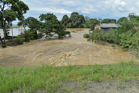 En zona rural de Montalvo improvisan camillas para sacar a enfermos en medio de inundaciones