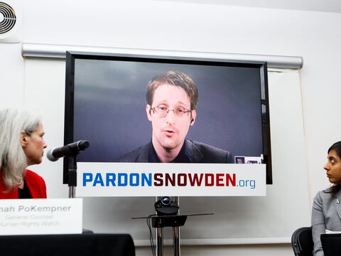 Nueve años después de huir de Estados Unidos por revelar espionaje, Edward Snowden se convirtió en ciudadano ruso