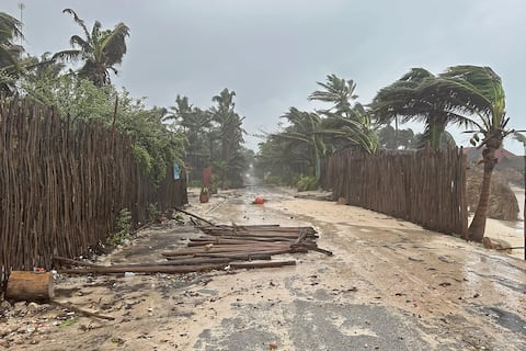 Huracán Beryl se degrada a tormenta tropical al tocar tierra en Yucatán y ahora amenaza a Texas
