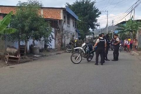 Un hombre y una mujer fueron atacados a bala en barrio de Portoviejo