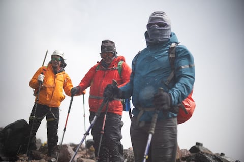 Tres científicos ecuatorianos vigilan el cambio climático desde una estación meteorológica en un glaciar