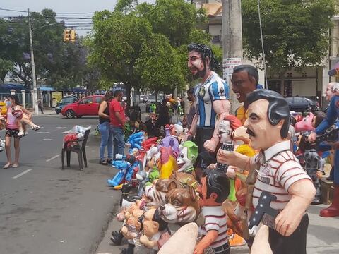 Entre medidas de bioseguridad se desarrolla venta de monigotes en la tradicional calle 6 de Marzo