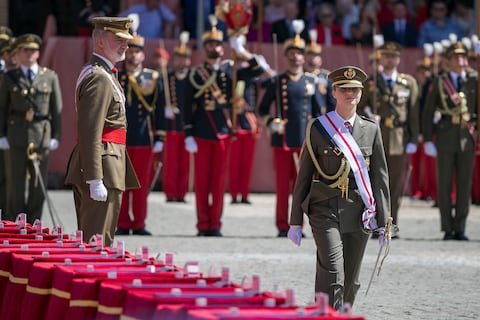 La princesa Leonor cierra parte de su formación en la Academia Militar de Zaragoza en una emotiva ceremonia con su padre, el rey Felipe