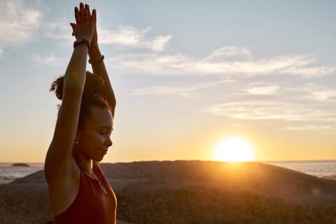 La posición de yoga matutina que fortalece tu cuerpo, lo llena de energía y mejora la flexibilidad
