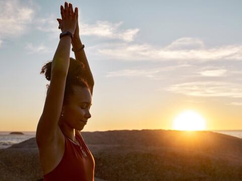 La posición de yoga matutina que fortalece tu cuerpo, lo llena de energía y mejora la flexibilidad