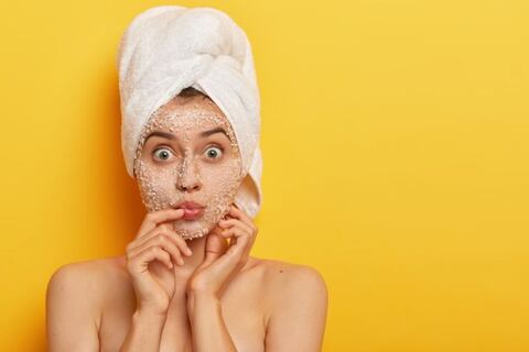 El mejor exfoliante casero con limón y un inesperado derivado de la caña de azúcar: ¿cómo usarlo?