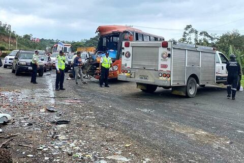 Un muerto y nueve heridos por choque entre bus y volqueta en la vía Quevedo-Ventanas