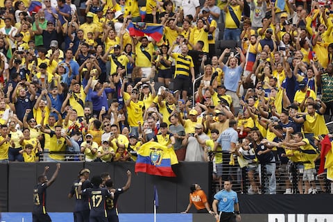 Copa América: El 30 % de fanáticos ve los partidos en centros comerciales y así interactúan según su generación