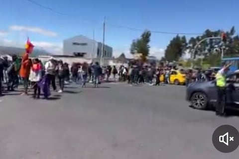 La vía Latacunga-Quito está cerrada por protestas, según ECU911