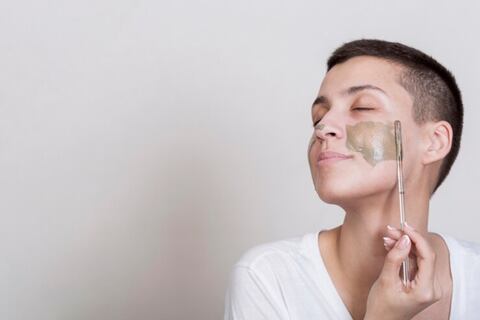 Efecto lifting natural: la mascarilla de clara de huevo que rejuvenece la apariencia de tu rostro en minutos