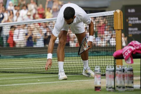 Djokovic deberá pagar 8.000 dólares de multa por destrozar su raqueta en la final de Wimbledon
