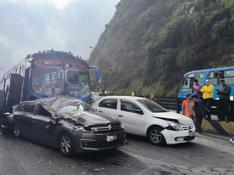 Choque múltiple en autopista General Rumiñahui deja varios heridos y obliga a cierre de arteria