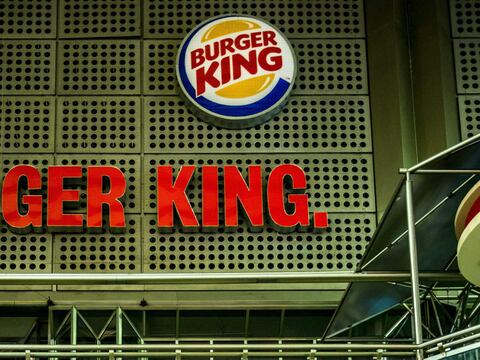 Empleado de Burger King que recibió una entrada al cine de regalo por 27 años de trabajo sin faltar un solo día, ha recibido donaciones por $ 200 mil