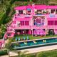 La mansión rosa de Barbie abre sus puertas para ser alquilada por Airbnb: una estadía mágica a la espera