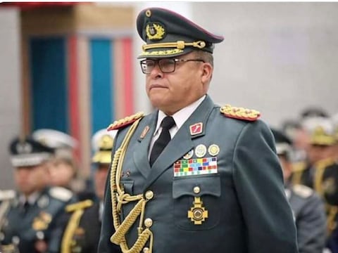 Con tanqueta logra ingresar violentamente un comandante rebelde al palacio presidencial de Bolivia