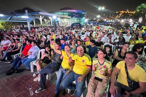 Con banderas, concursos y comida típica, ciudadanos disfrutan de la final de la Copa América en plazas de Guayaquil