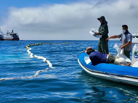 Se cierran actividades turísticas en zonas de Santa Cruz por el hundimiento de embarcación que llevaba diésel 