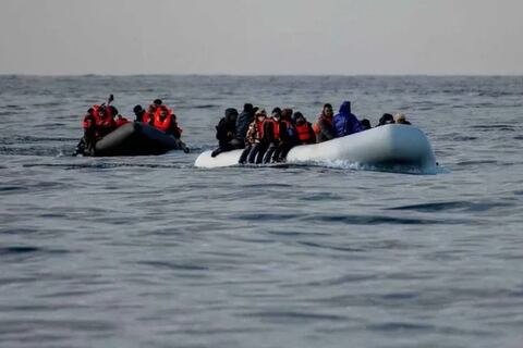 Al menos 49 migrantes murieron y más de un centenar siguen desaparecidos tras naufragar su embarcación frente a las costas de Yemen 