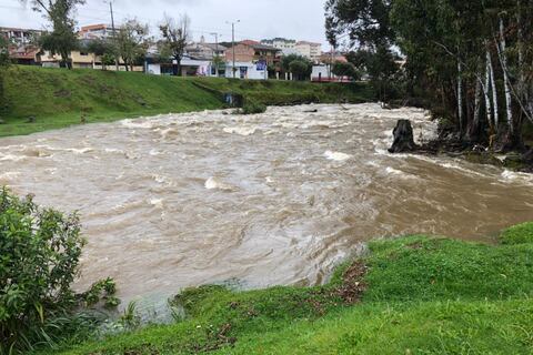 Crecida de ríos mantiene en alerta a localidades de Azuay y Cañar