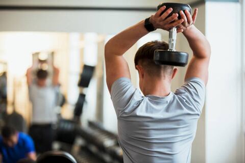 El plan de ejercicios con mancuerna que aumenta la fuerza y el tamaño de tus músculos con solo tres días a la semana
