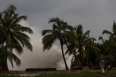 El huracán Beryl mantiene trayectoria hacia el sureste de México