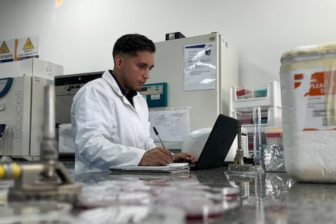 Estudiante ecuatoriano revoluciona lucha contra cáncer gástrico: descubre avances con medicina personalizada y fármacos innovadores