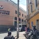 ‘No somos cachineros ni ladrones’, dicen vendedores del Centro Comercial Montúfar, en La Marín, ante operativo policial