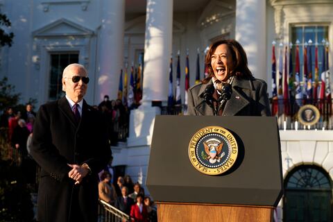 Kamala Harris alcanzaría más votos que Joe Biden si lo reemplaza en la elección presidencial, apunta una encuesta