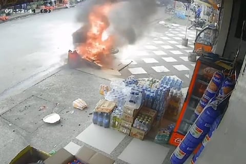 Niña se salvó de quemarse con moto que le cayó encima y luego se incendió