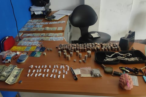 Cédulas, licencias y droga, entre los objetos encontrados en una casa de Quito; hay dos aprehendidos