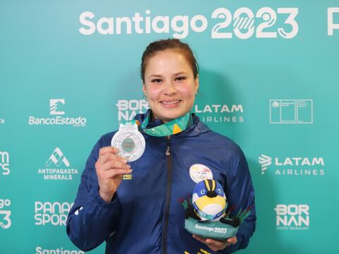 Valeria Echever dedica su medalla de plata en karate en Santiago 2023 al surfista Israel Barona, quien falleció en El Salvador