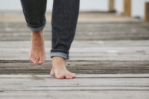 Caminar 5 minutos descalzos: La mejor terapia antiestrés que además sirve para disminuir dolores en la espalda y estimular la circulación