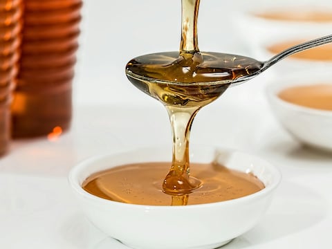 La mezcla con miel y canela no solo aclara tu cabello, lo hidrata y nutre en pocos minutos