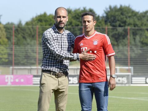 Thiago Alcántara, recibido por Pep Guardiola en su nuevo club