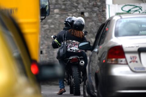 Quito prohíbe que circulen dos personas en una moto