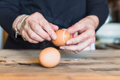 El huevo y otros tres alimentos de bajo costo ayudan a prevenir y tratar el Alzhéimer, esta es la explicación de un experto