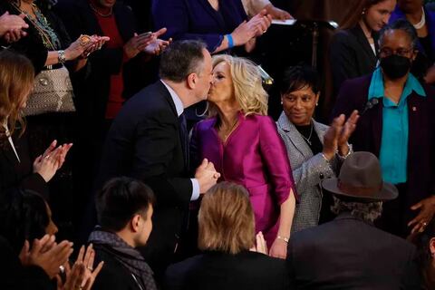 El beso de la primera dama de Estados Unidos con el esposo de la vicepresidenta fue más viral que el discurso de Joe Biden