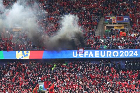 UEFA abre proceso disciplinario a la federación de Albania por mal comportamiento de sus hinchas