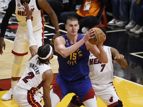 Nikola Jokic y Jamal Murray imponen récords y los Denver Nuggets pasan a ganar 2-1 sobre Miami Heat en la serie final de la NBA
