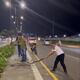 Vigilante ayudó a retirar enorme serpiente de avenida León Febres-Cordero