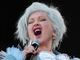 Cyndi Lauper canta por los derechos fundamentales de las mujeres en Glastonbury
