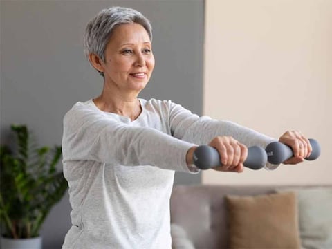 Reumatóloga revela los 5 hábitos que ayudan a proteger los huesos y disminuyen el riesgo de padecer osteoporosis